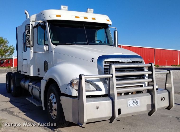 image for item DN6422 2007 Freightliner Columbia 120  semi truck