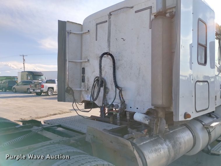 image for item DN6422 2007 Freightliner Columbia 120  semi truck