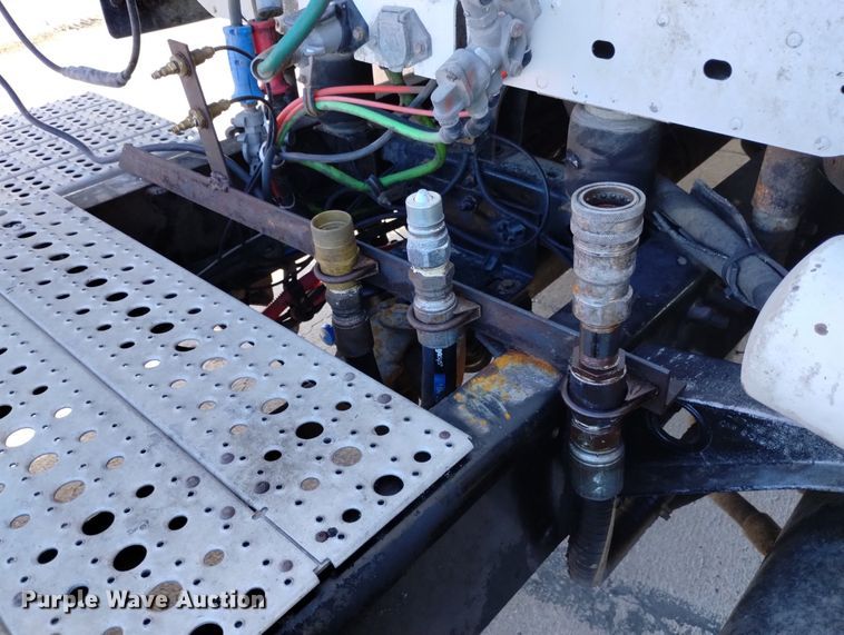 image for item DN6422 2007 Freightliner Columbia 120  semi truck