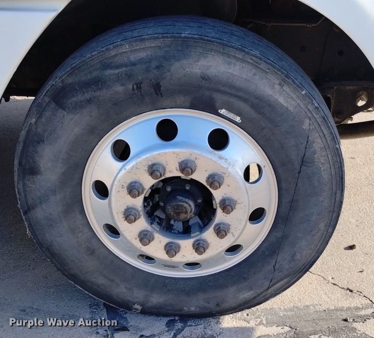 image for item DN6422 2007 Freightliner Columbia 120  semi truck