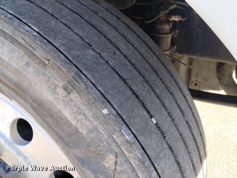 image for item DN6422 2007 Freightliner Columbia 120  semi truck