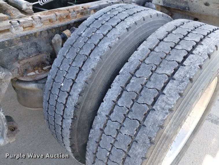 image for item DN6422 2007 Freightliner Columbia 120  semi truck