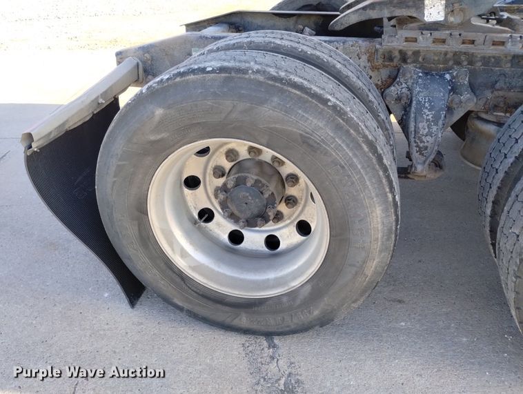 image for item DN6422 2007 Freightliner Columbia 120  semi truck