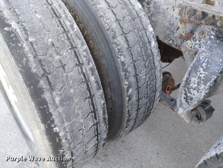 image for item DN6422 2007 Freightliner Columbia 120  semi truck