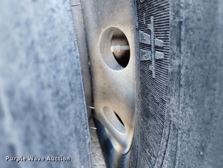 image for item DN6422 2007 Freightliner Columbia 120  semi truck