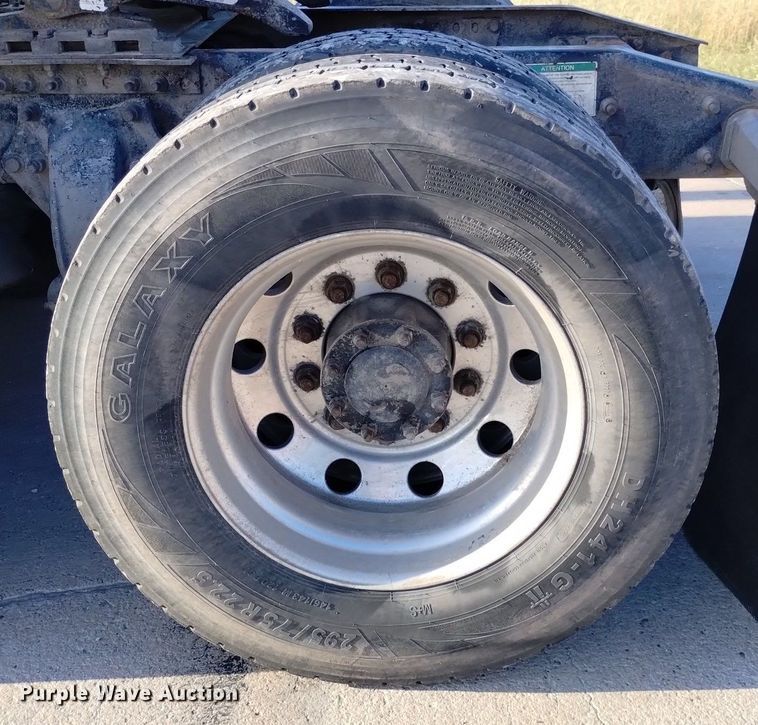 image for item DN6422 2007 Freightliner Columbia 120  semi truck