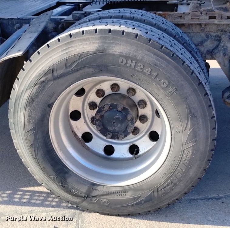 image for item DN6422 2007 Freightliner Columbia 120  semi truck