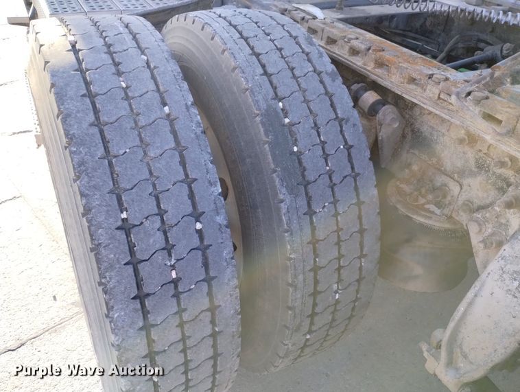 image for item DN6422 2007 Freightliner Columbia 120  semi truck