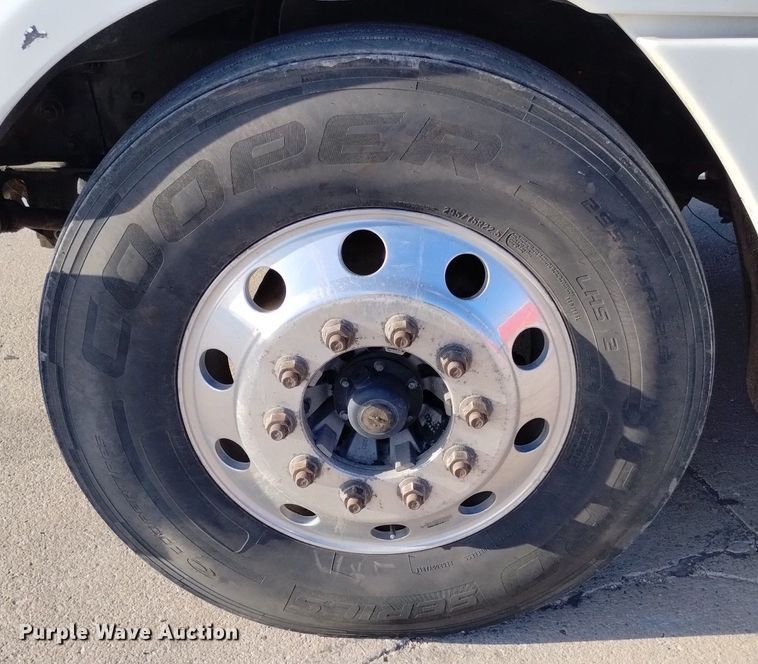 image for item DN6422 2007 Freightliner Columbia 120  semi truck