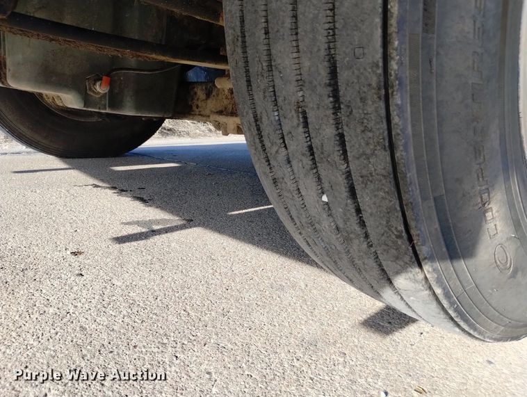 image for item DN6422 2007 Freightliner Columbia 120  semi truck