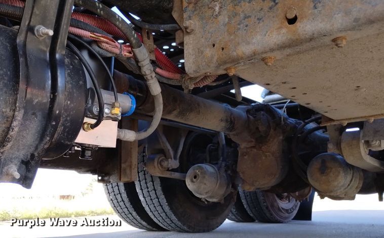 image for item DN6422 2007 Freightliner Columbia 120  semi truck