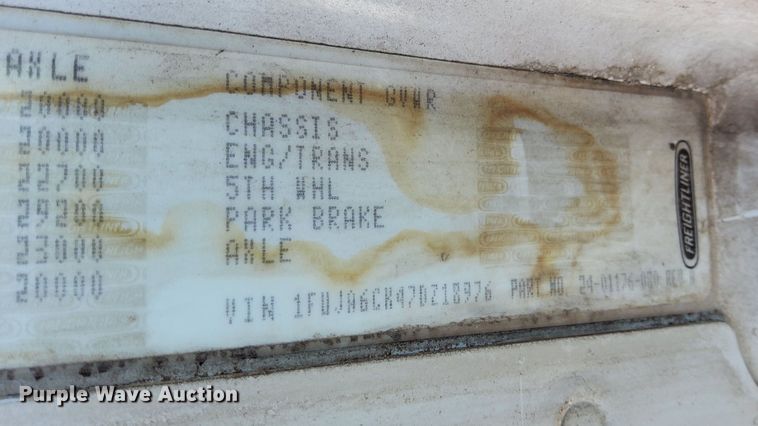 image for item DN6422 2007 Freightliner Columbia 120  semi truck