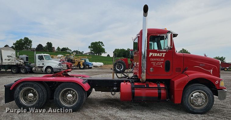 image for item DO2725 1998 Peterbilt 385  semi truck
