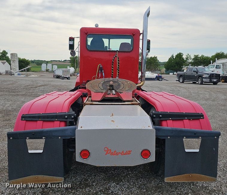 image for item DO2725 1998 Peterbilt 385  semi truck