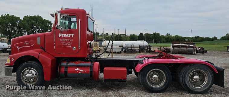image for item DO2725 1998 Peterbilt 385  semi truck