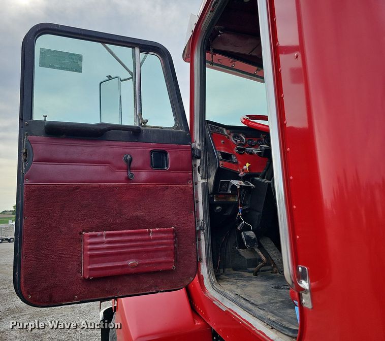 image for item DO2725 1998 Peterbilt 385  semi truck