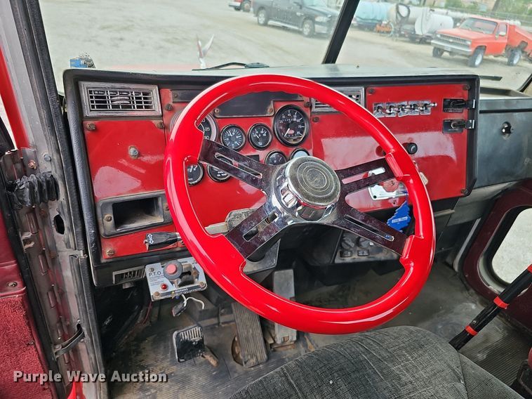 image for item DO2725 1998 Peterbilt 385  semi truck