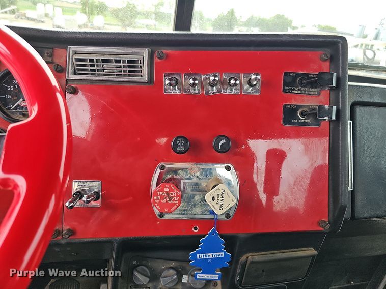image for item DO2725 1998 Peterbilt 385  semi truck