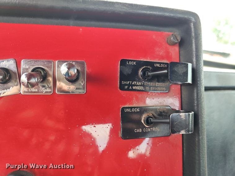 image for item DO2725 1998 Peterbilt 385  semi truck