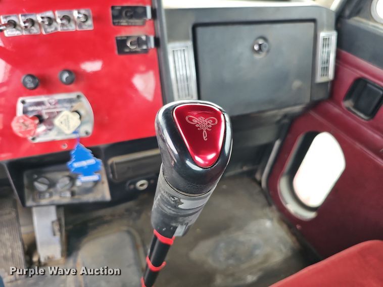 image for item DO2725 1998 Peterbilt 385  semi truck