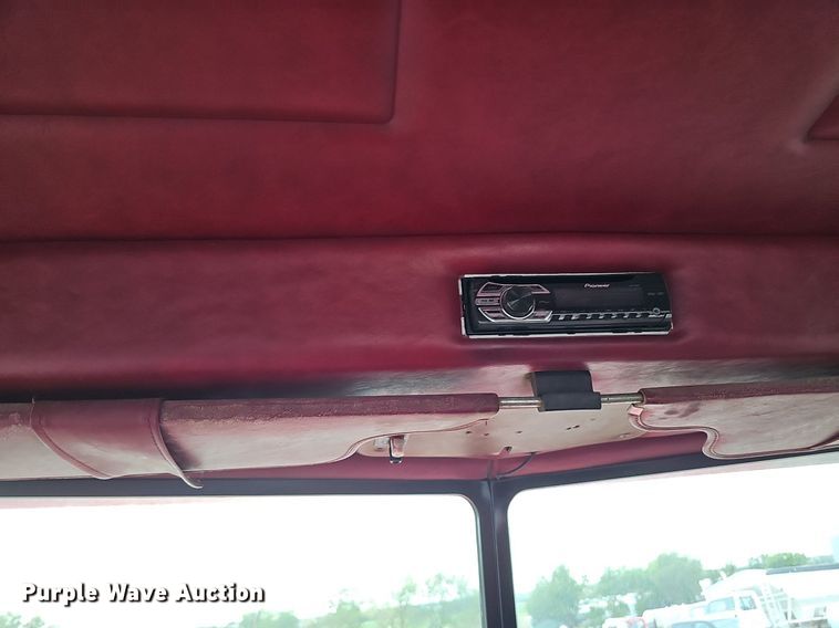 image for item DO2725 1998 Peterbilt 385  semi truck