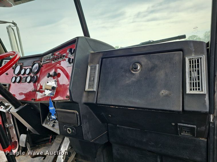 image for item DO2725 1998 Peterbilt 385  semi truck