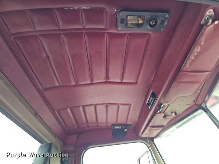 image for item DO2725 1998 Peterbilt 385  semi truck