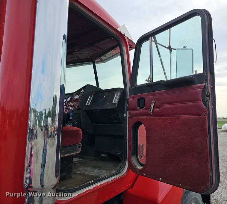 image for item DO2725 1998 Peterbilt 385  semi truck