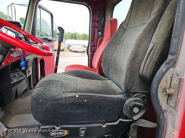 image for item DO2725 1998 Peterbilt 385  semi truck