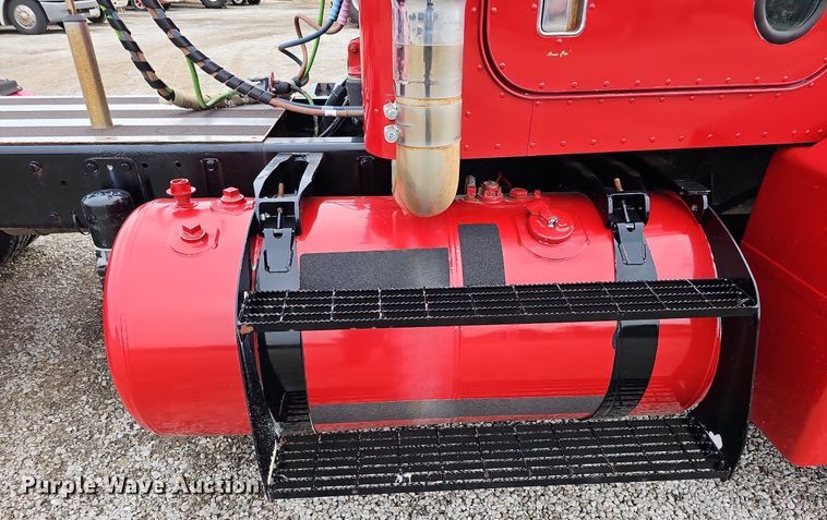 image for item DO2725 1998 Peterbilt 385  semi truck