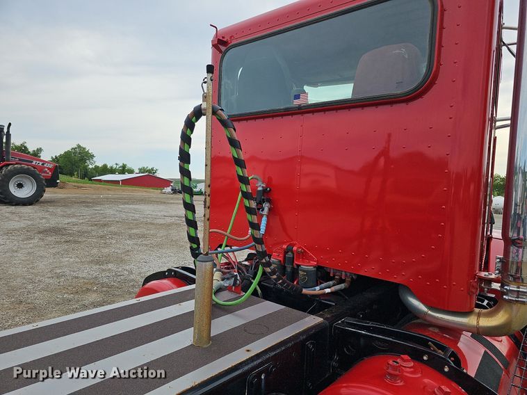 image for item DO2725 1998 Peterbilt 385  semi truck