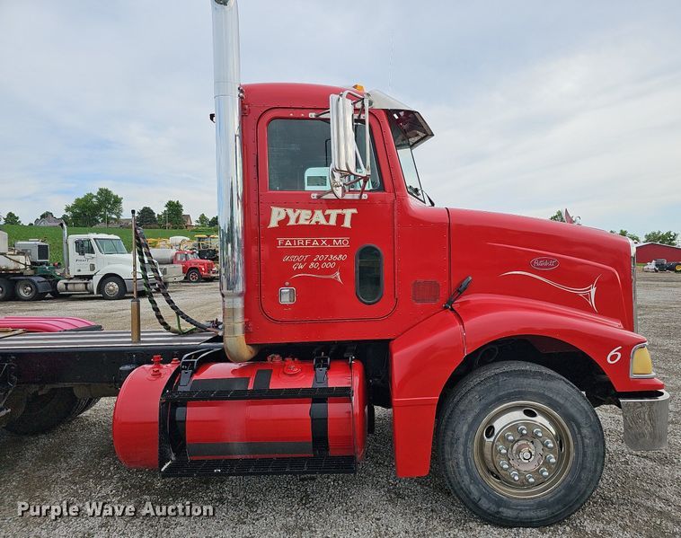 image for item DO2725 1998 Peterbilt 385  semi truck