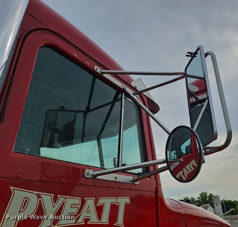 image for item DO2725 1998 Peterbilt 385  semi truck