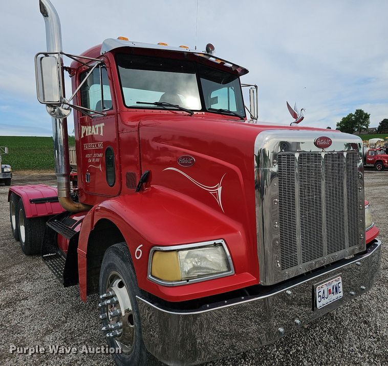 image for item DO2725 1998 Peterbilt 385  semi truck