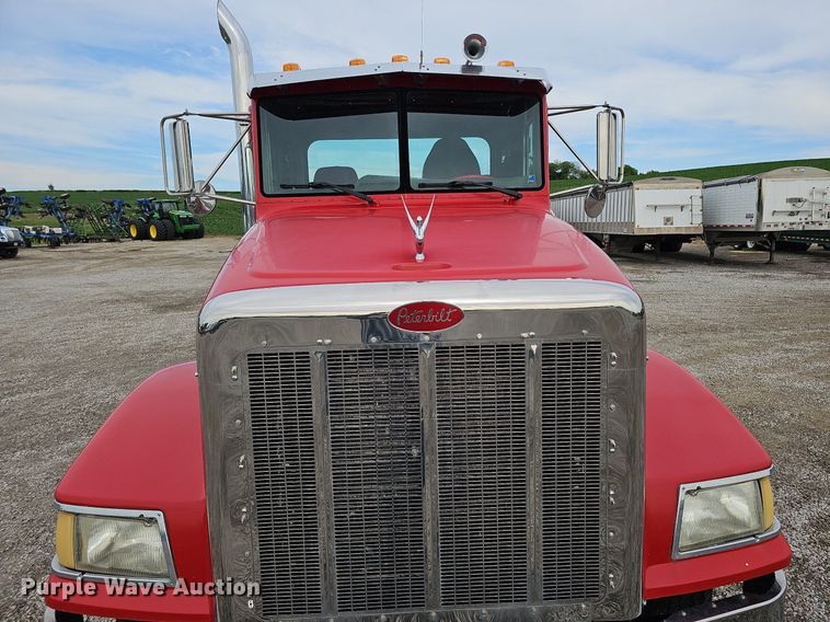 image for item DO2725 1998 Peterbilt 385  semi truck