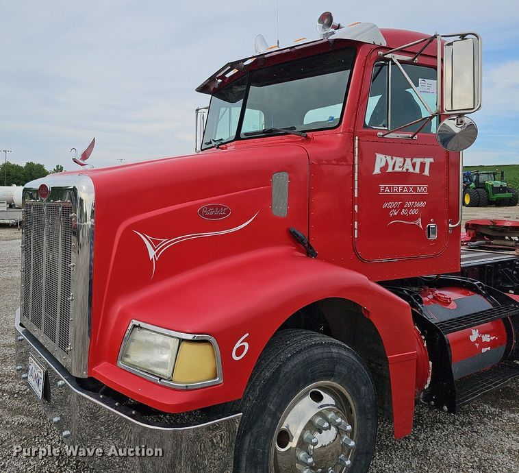 image for item DO2725 1998 Peterbilt 385  semi truck