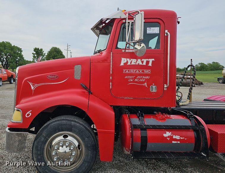 image for item DO2725 1998 Peterbilt 385  semi truck
