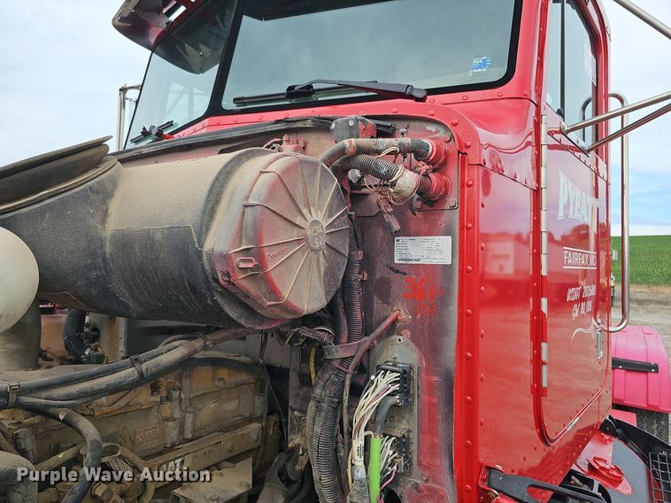 image for item DO2725 1998 Peterbilt 385  semi truck