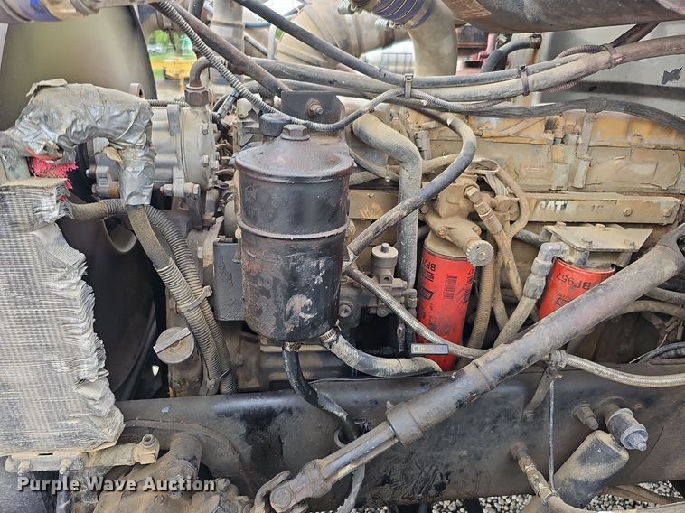 image for item DO2725 1998 Peterbilt 385  semi truck