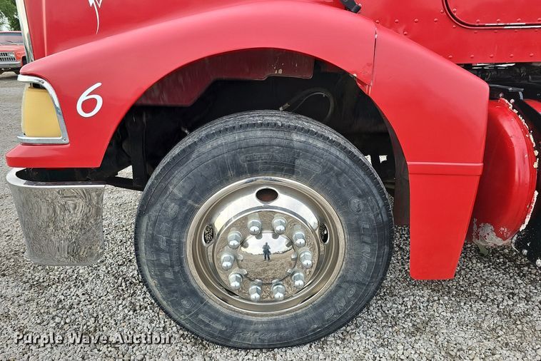 image for item DO2725 1998 Peterbilt 385  semi truck