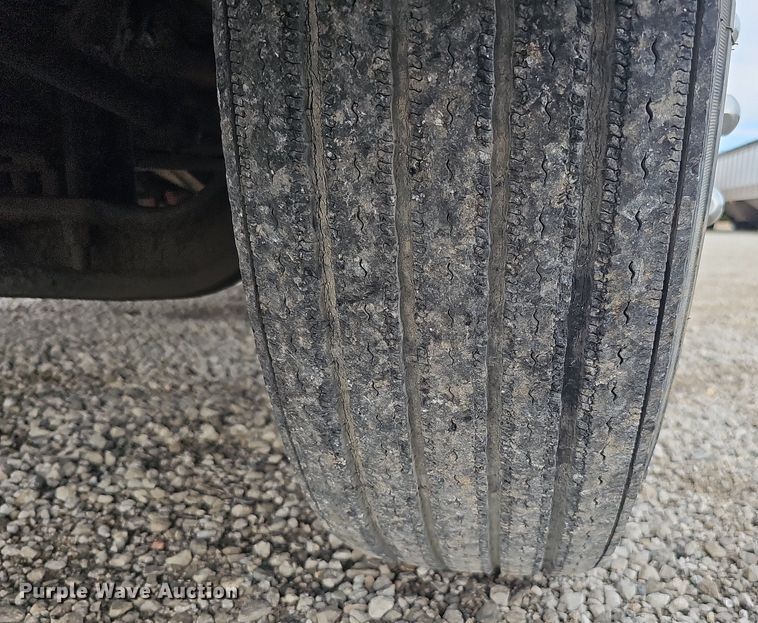 image for item DO2725 1998 Peterbilt 385  semi truck