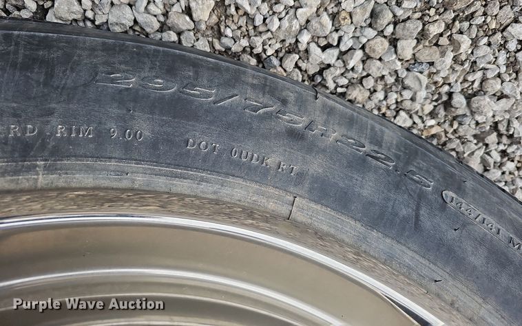 image for item DO2725 1998 Peterbilt 385  semi truck