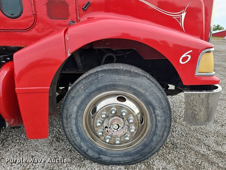 image for item DO2725 1998 Peterbilt 385  semi truck