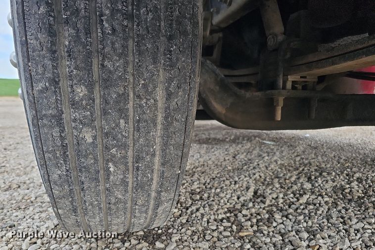 image for item DO2725 1998 Peterbilt 385  semi truck