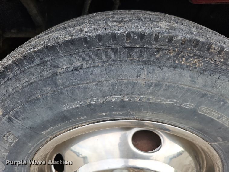 image for item DO2725 1998 Peterbilt 385  semi truck