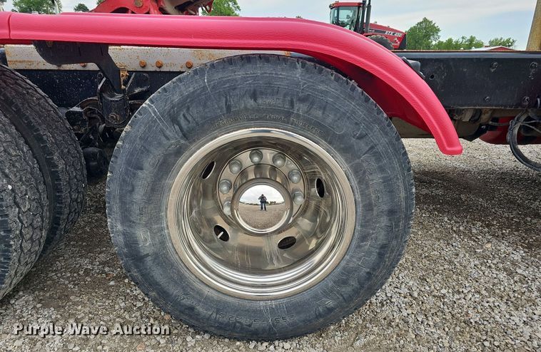 image for item DO2725 1998 Peterbilt 385  semi truck