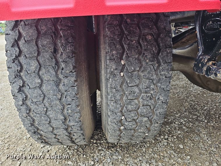 image for item DO2725 1998 Peterbilt 385  semi truck