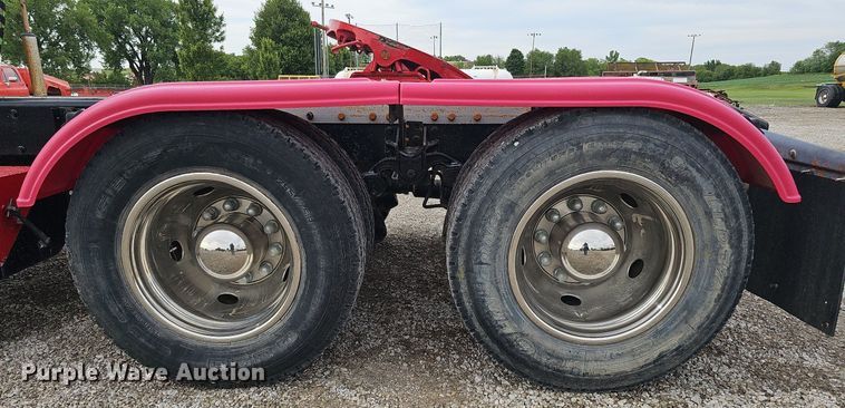 image for item DO2725 1998 Peterbilt 385  semi truck