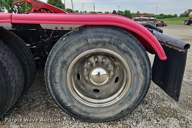 image for item DO2725 1998 Peterbilt 385  semi truck