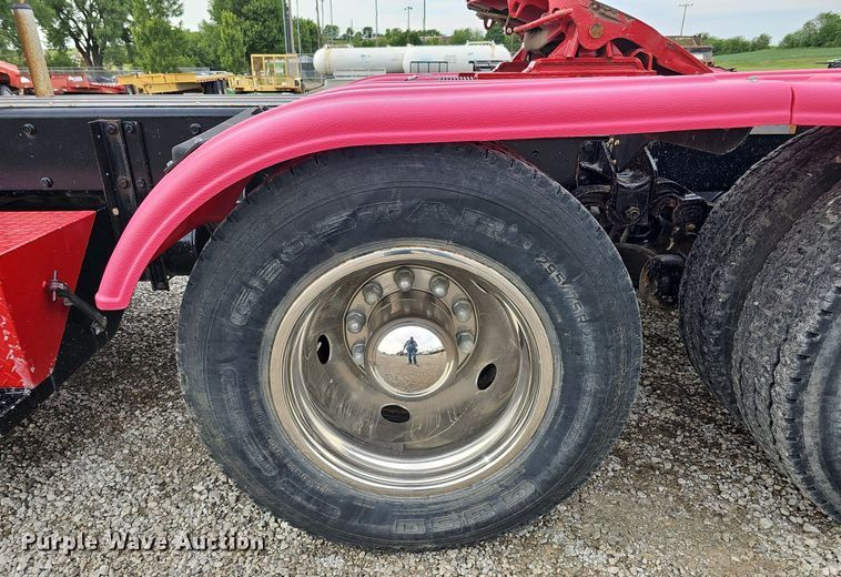 image for item DO2725 1998 Peterbilt 385  semi truck